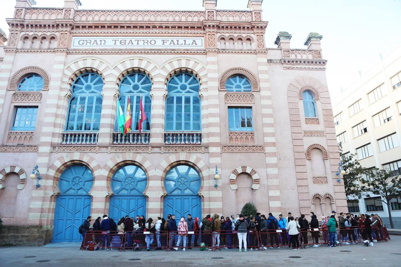 Fotos: Primeros afortunados comprando entradas en el Falla