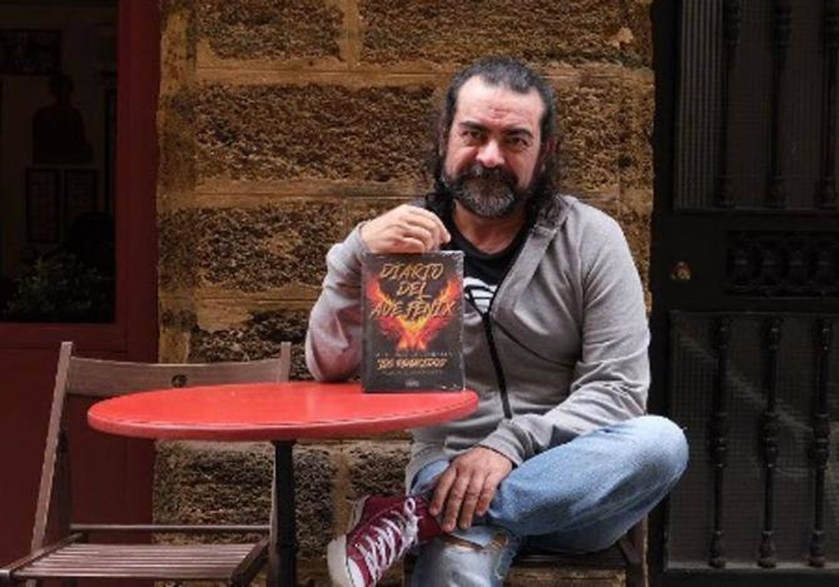 García Argüez con un ejemplar de su libro 'Diario del Ave Fénix'