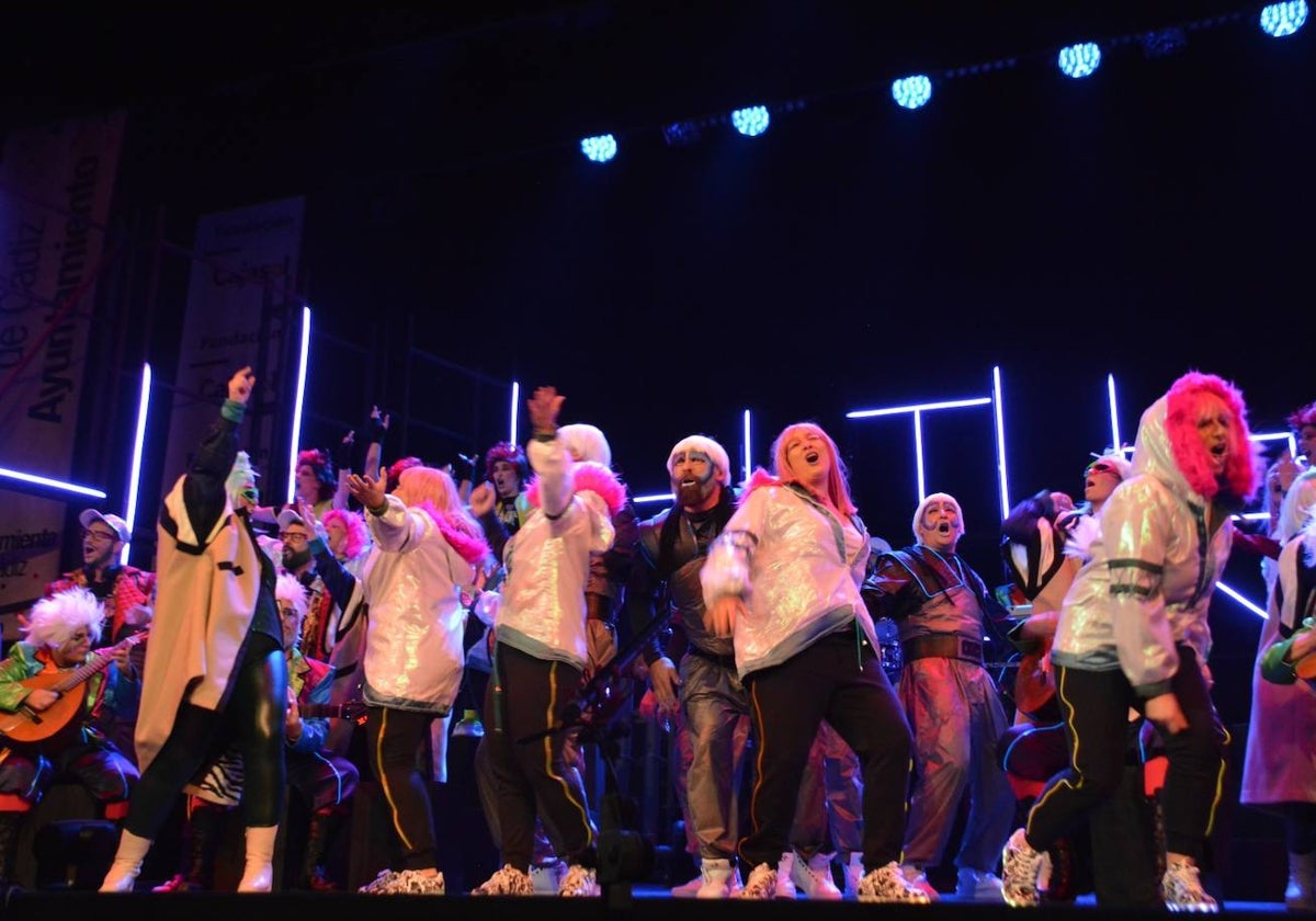 El coro de Los Estudiantes cantó e hizo bailar al teatro.