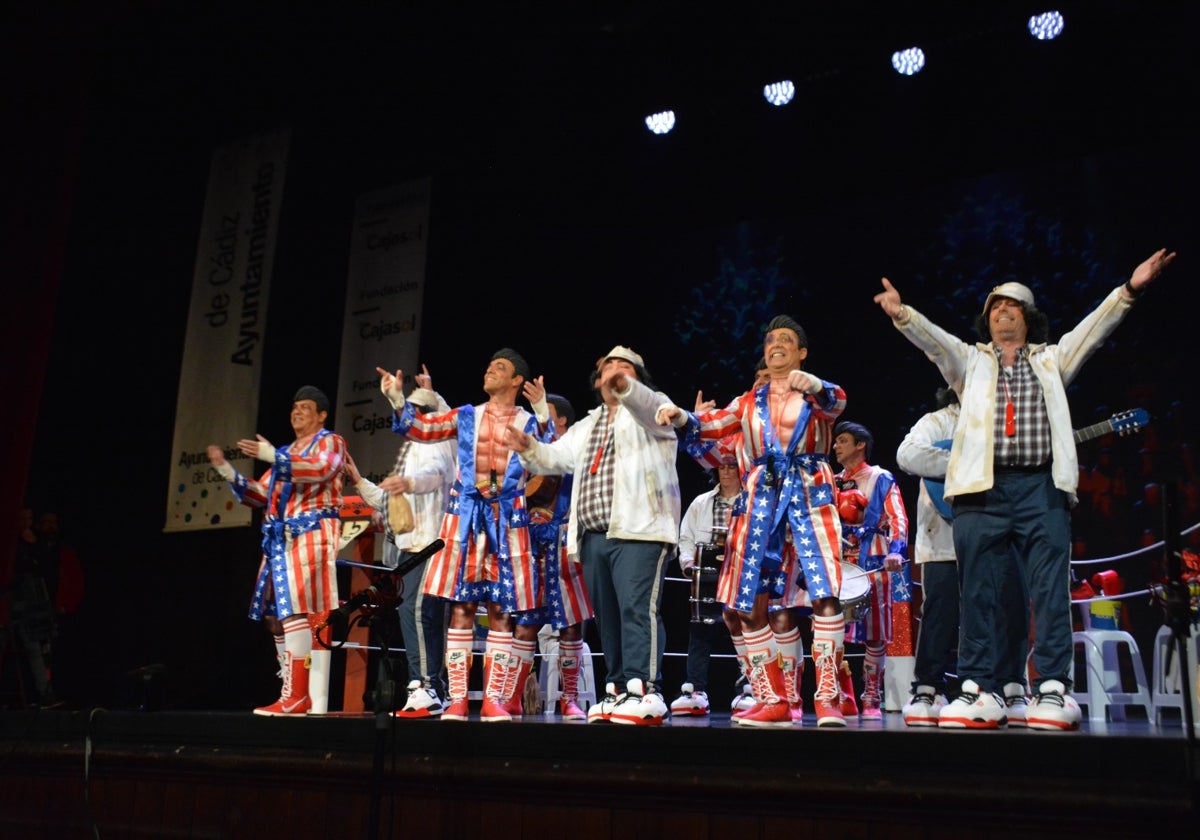 La chirigota de Camas durante su actuación en el Falla.