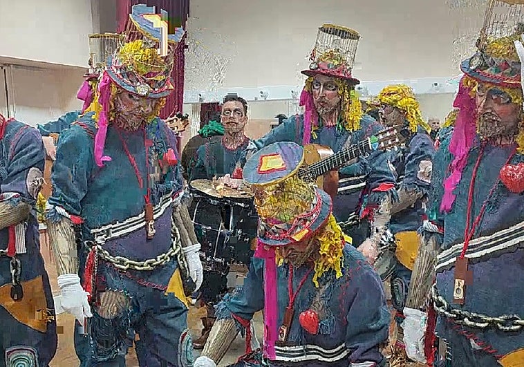 Vídeo: presentación y pasodoble de Los esclavos en camerinos del Falla en cuartos de final