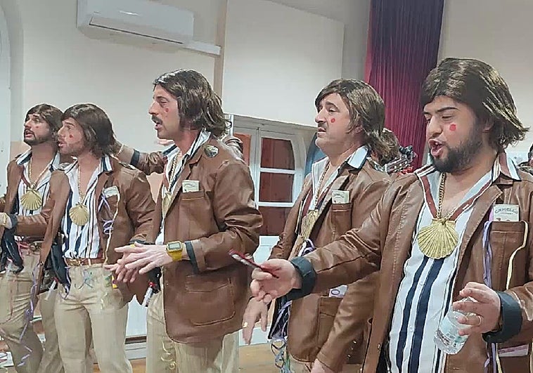 Vídeo: El cuplé de la chirigota de Santoña dedicado al Cádiz y con recadito para Vizcaíno