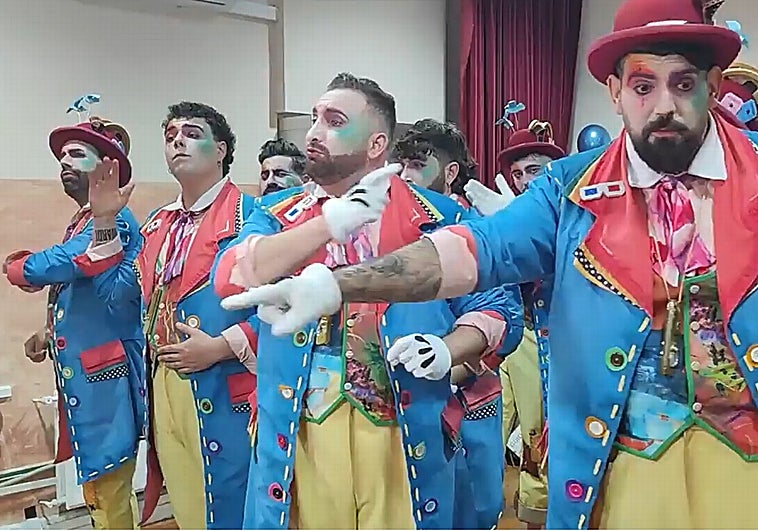 Vídeo: la comparsa de Jona 'Los peliculeros' canta el primer pasodoble de semifinales en camerinos