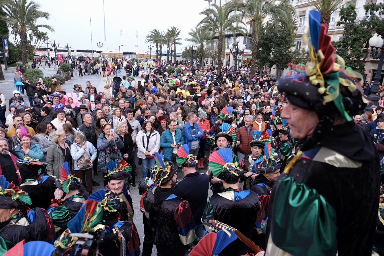 Fotos: El Carnaval más canalla ya asalta las calles de Cádiz