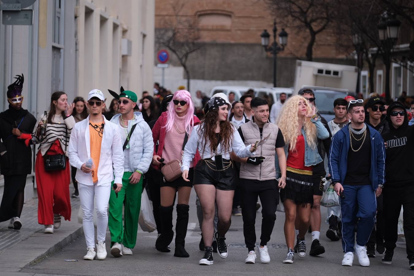 Fotos: El Carnaval más canalla ya asalta las calles de Cádiz