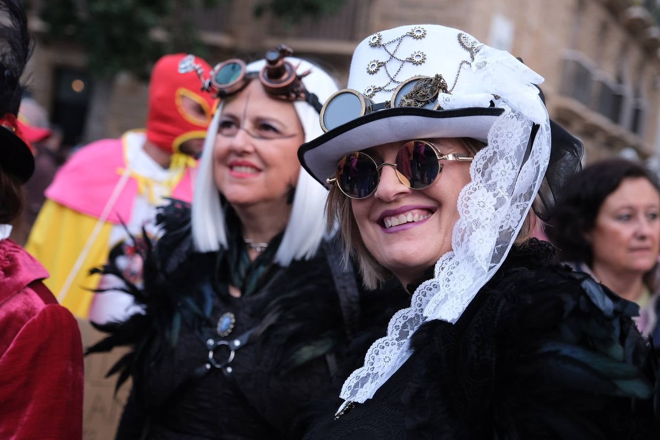 Fotos: El Carnaval más canalla ya asalta las calles de Cádiz