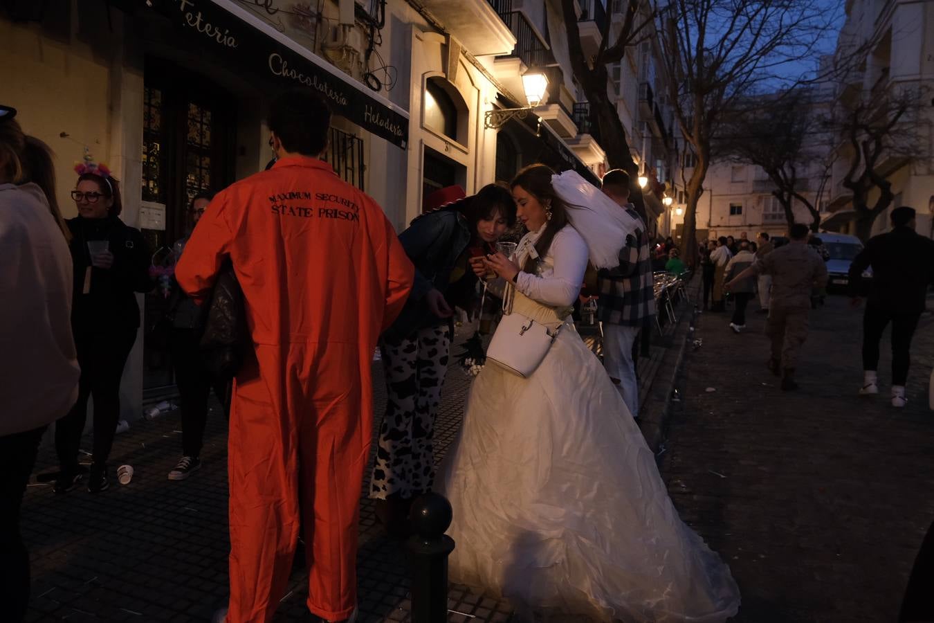 Fotos: El Carnaval más canalla ya asalta las calles de Cádiz