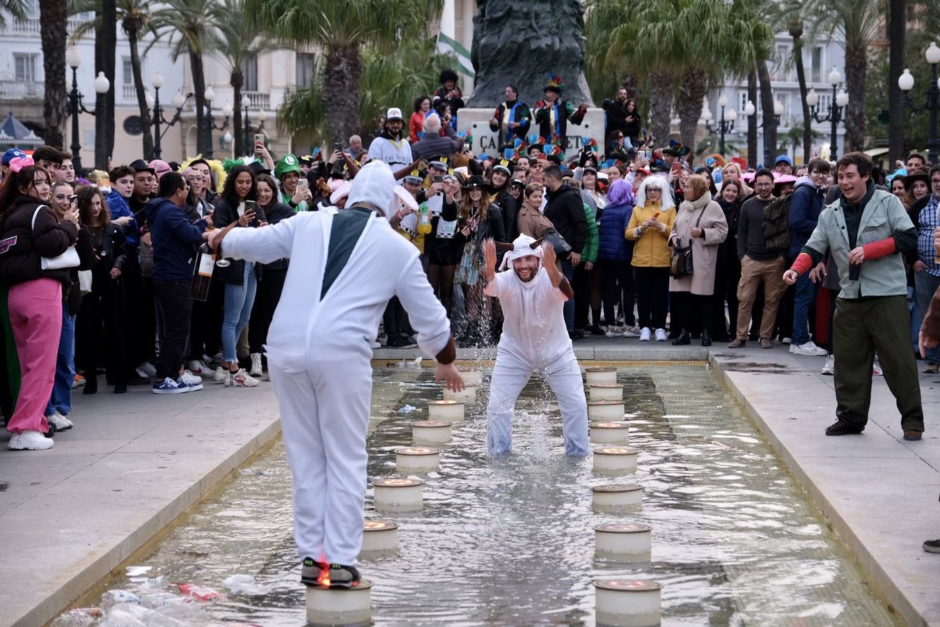 Fotos: El Carnaval más canalla ya asalta las calles de Cádiz