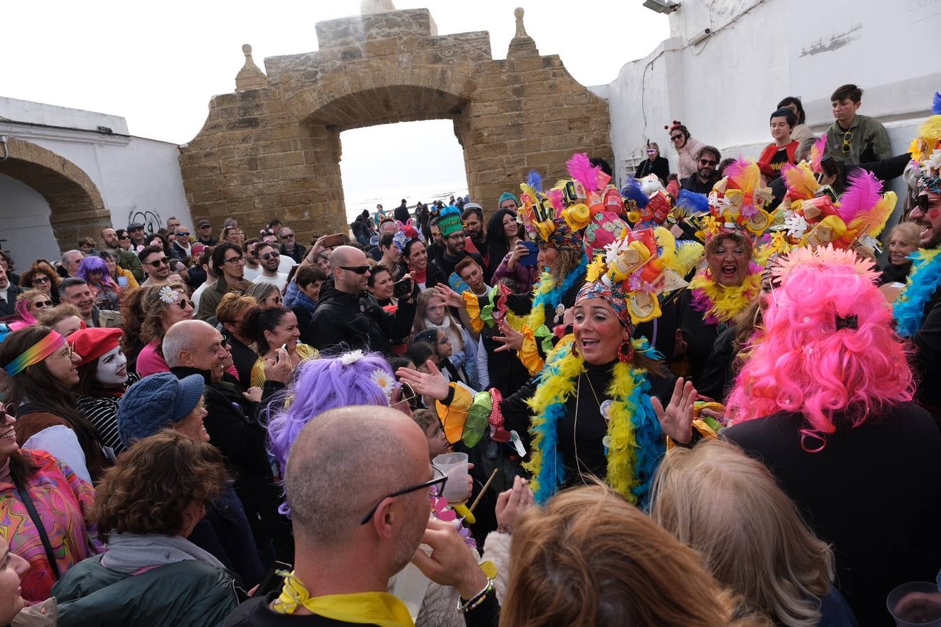 Fotos: El Carnaval más canalla ya asalta las calles de Cádiz