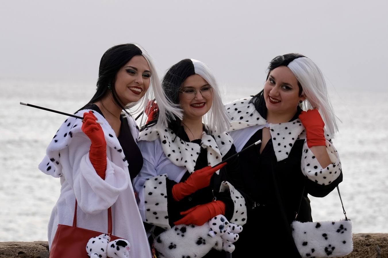 Fotos: El Carnaval más canalla ya asalta las calles de Cádiz