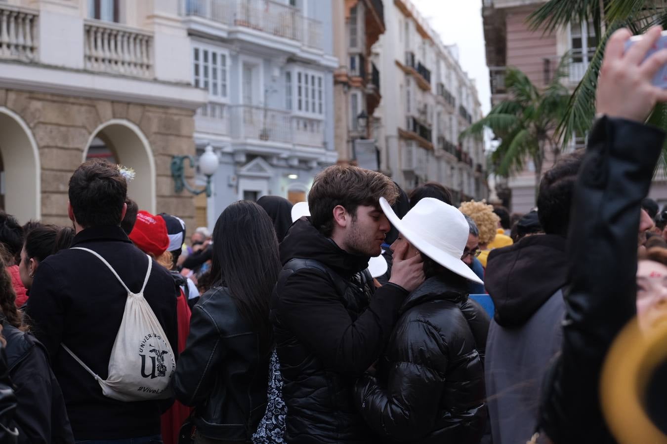 Fotos: El Carnaval más canalla ya asalta las calles de Cádiz