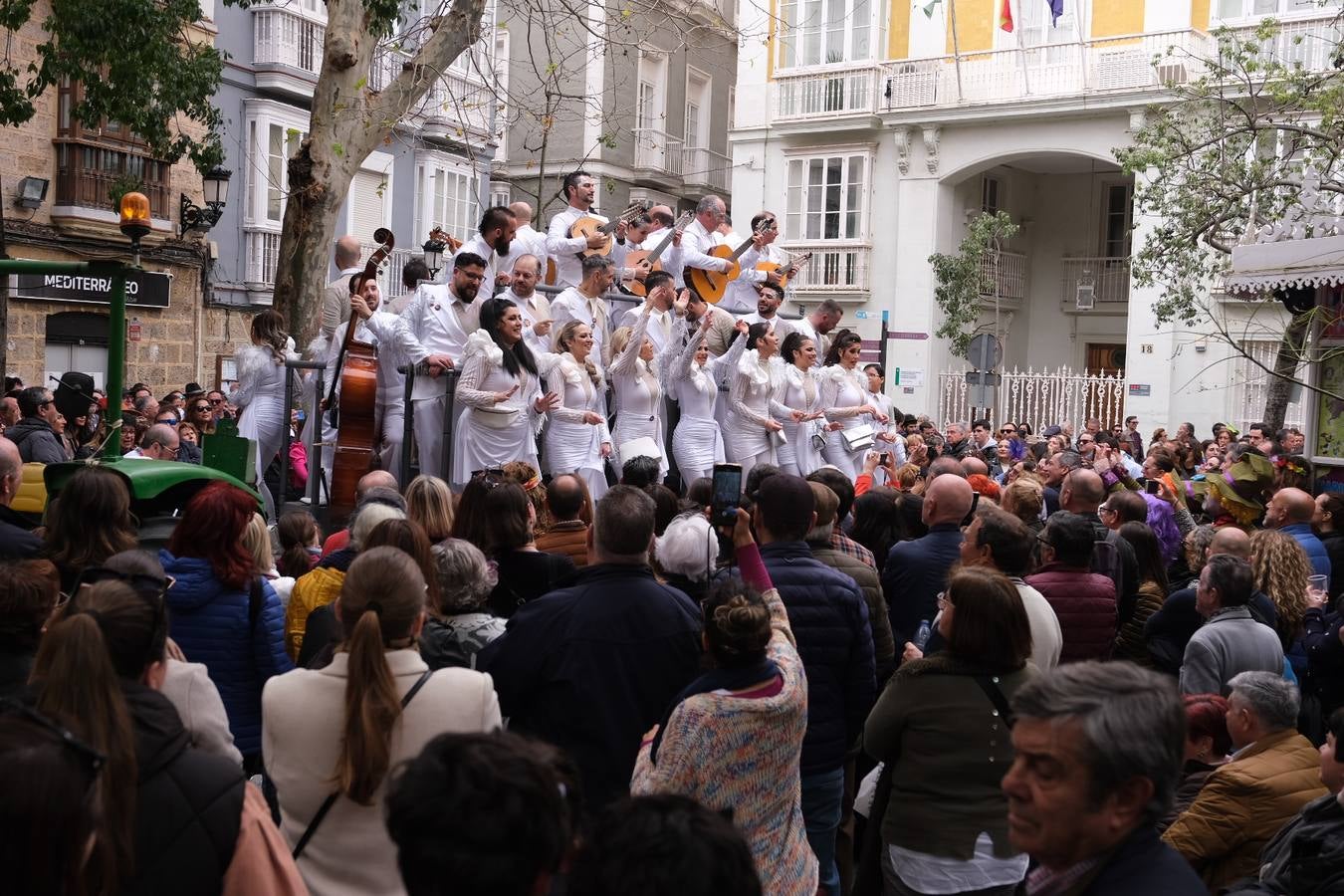 Las imágenes del Lunes más callejero y gamberro en el Carnaval de Cádiz 2023 (I)