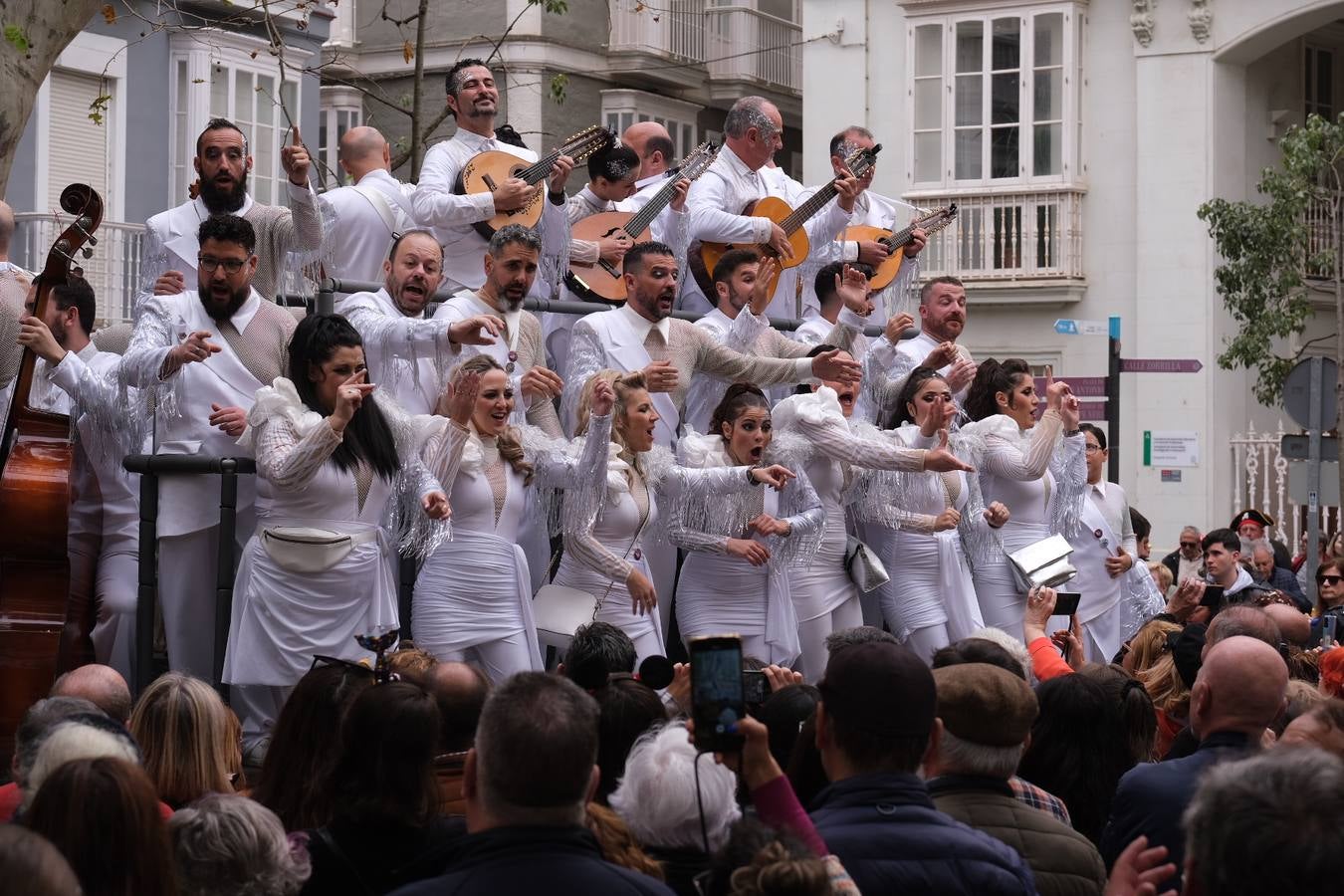 Las imágenes del Lunes más callejero y gamberro en el Carnaval de Cádiz 2023 (I)