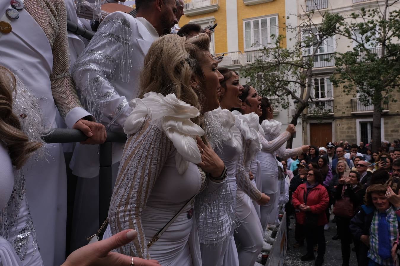 Las imágenes del Lunes más callejero y gamberro en el Carnaval de Cádiz 2023 (I)