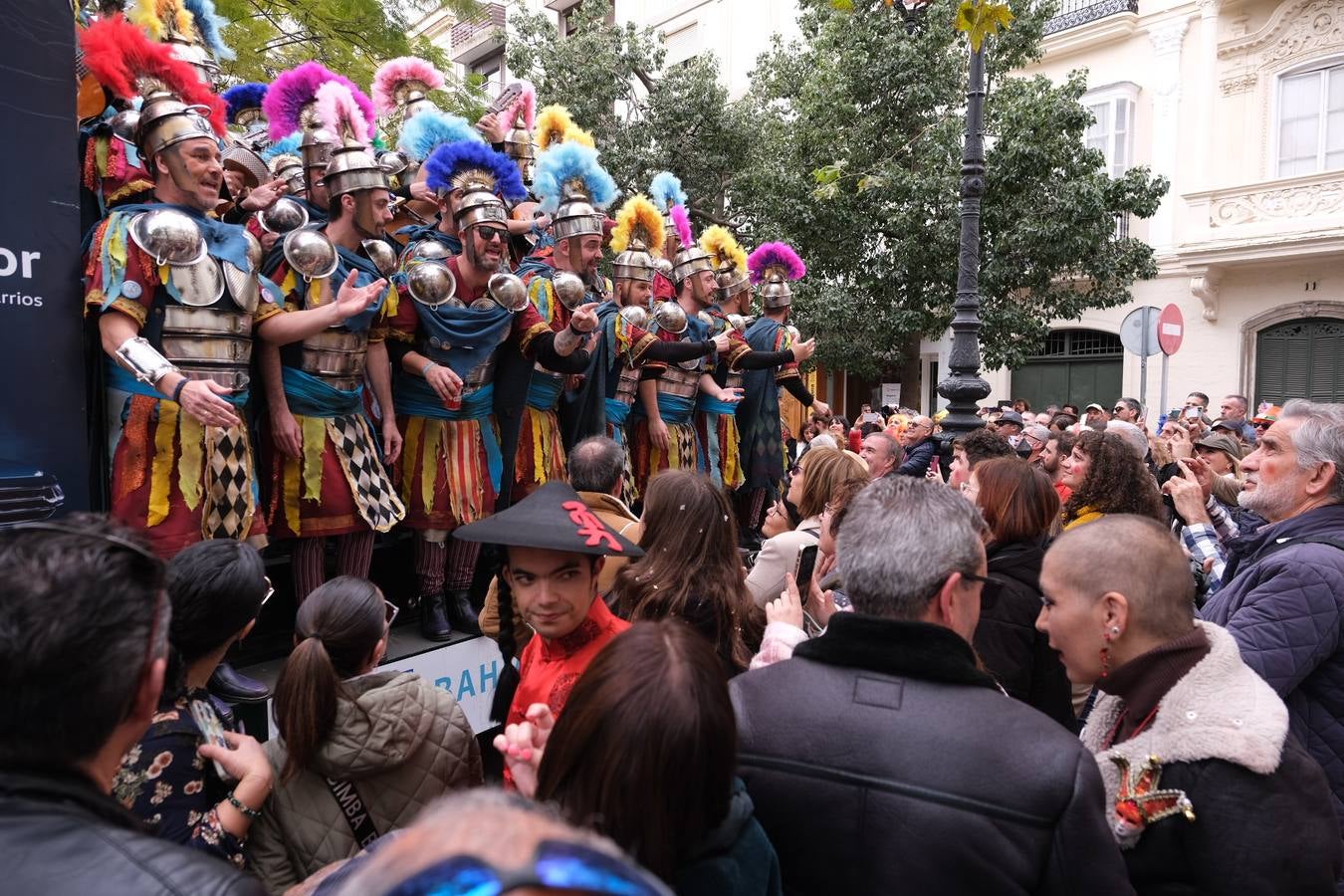 Las imágenes del Lunes más callejero y gamberro en el Carnaval de Cádiz 2023 (I)