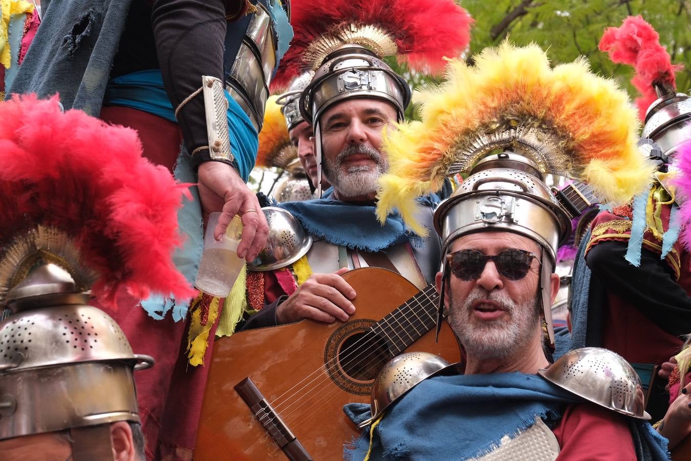 Las imágenes del Lunes más callejero y gamberro en el Carnaval de Cádiz 2023 (I)