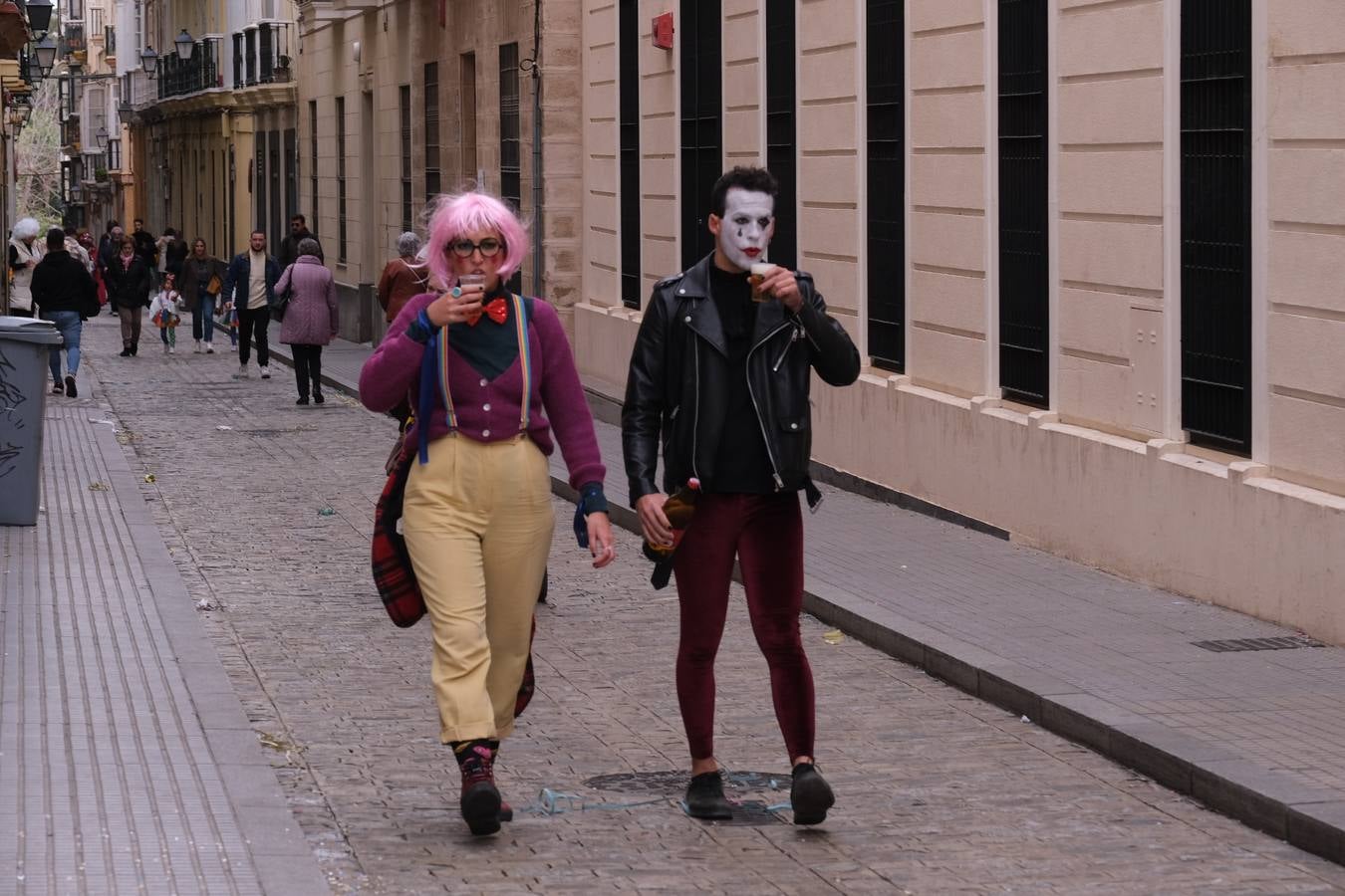 Las imágenes del Lunes más callejero y gamberro en el Carnaval de Cádiz 2023 (II)