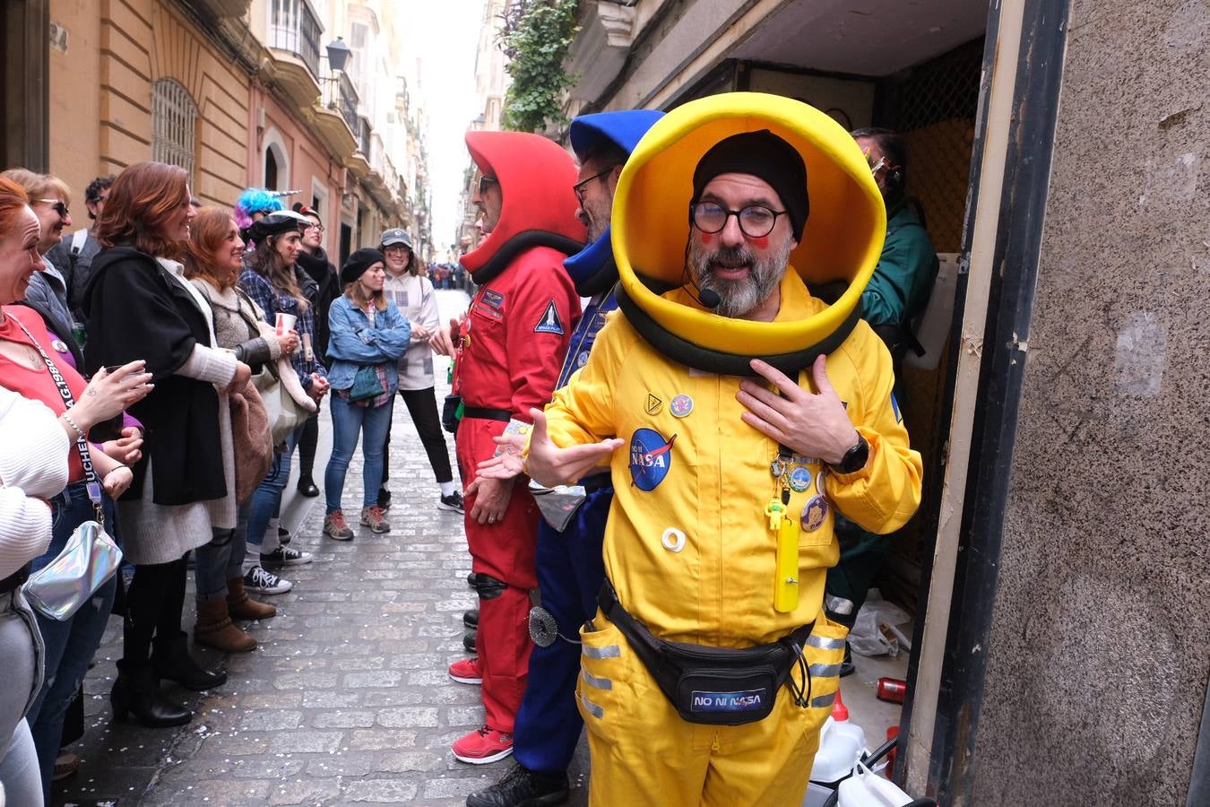 Las imágenes del Lunes más callejero y gamberro en el Carnaval de Cádiz 2023 (II)