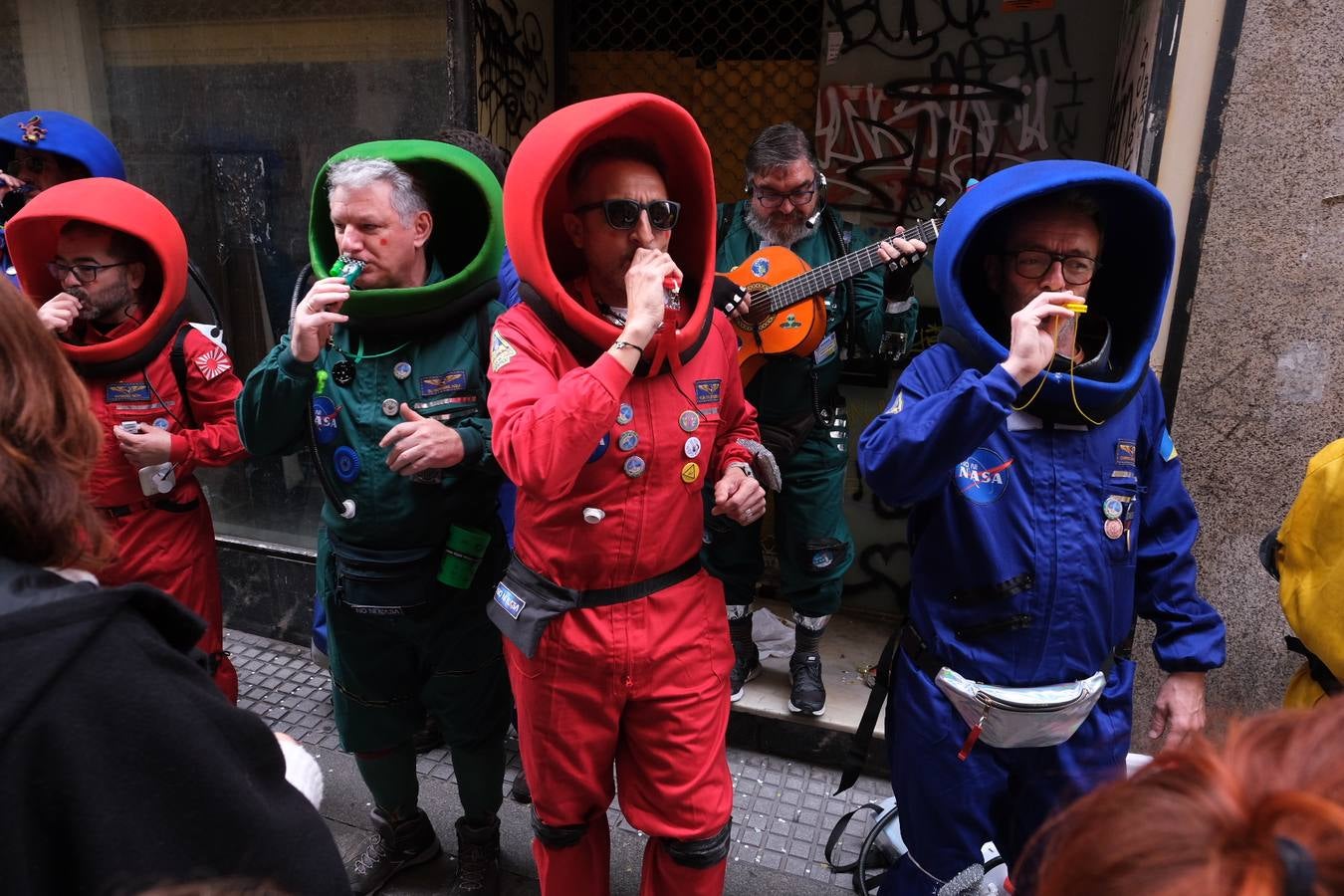 Las imágenes del Lunes más callejero y gamberro en el Carnaval de Cádiz 2023 (II)