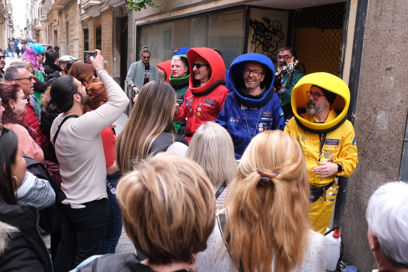 Las imágenes del Lunes más callejero y gamberro en el Carnaval de Cádiz 2023 (II)