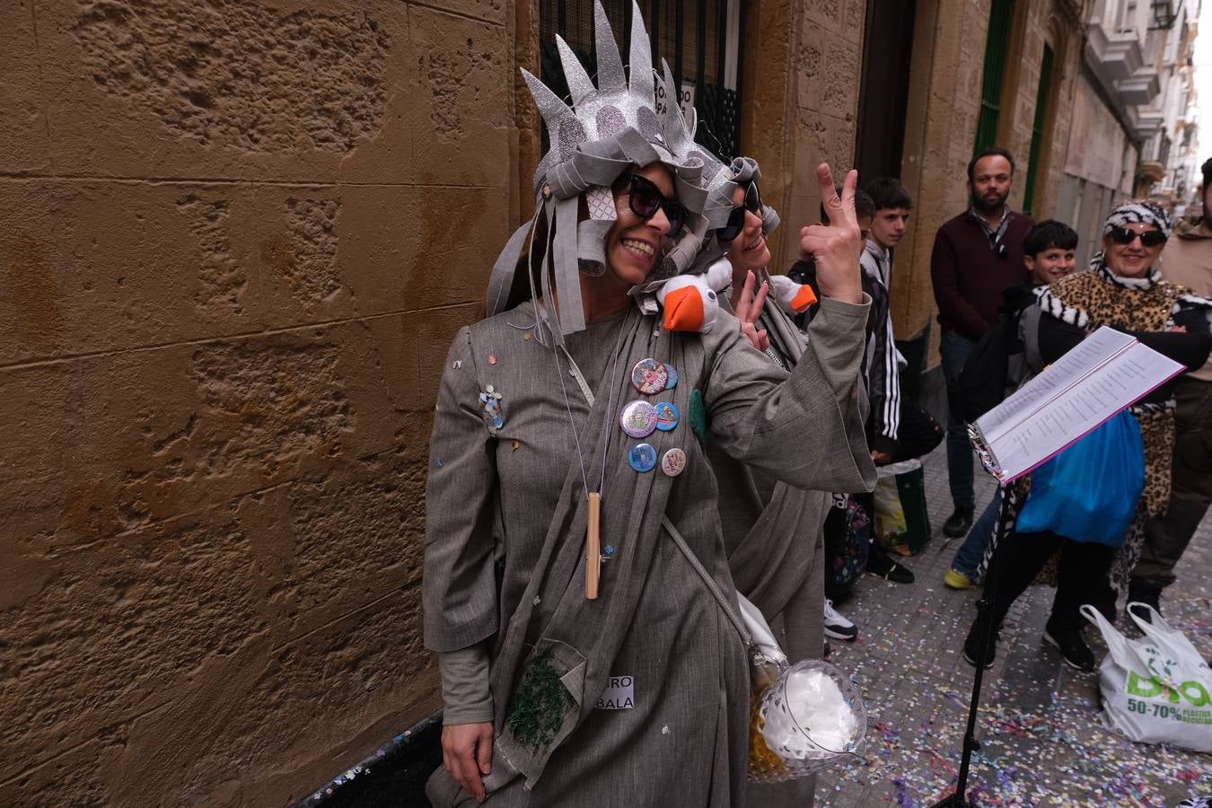 Las imágenes del Lunes más callejero y gamberro en el Carnaval de Cádiz 2023 (II)