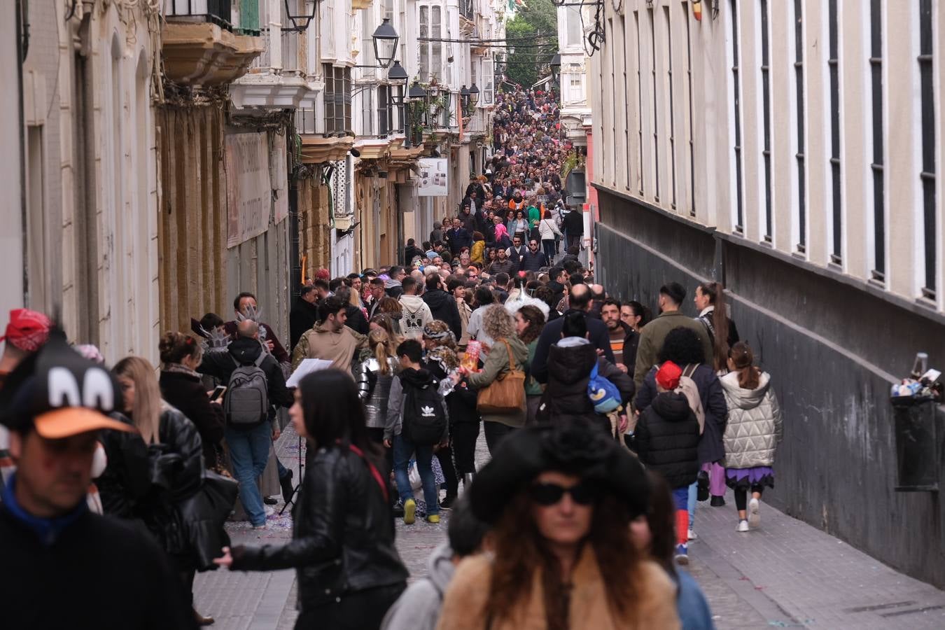 Las imágenes del Lunes más callejero y gamberro en el Carnaval de Cádiz 2023 (II)