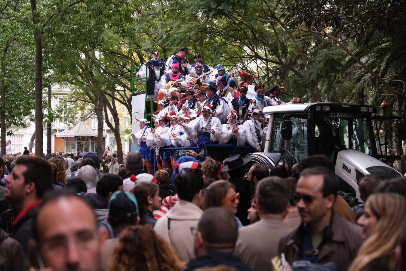 Las imágenes del Lunes más callejero y gamberro en el Carnaval de Cádiz 2023 (II)