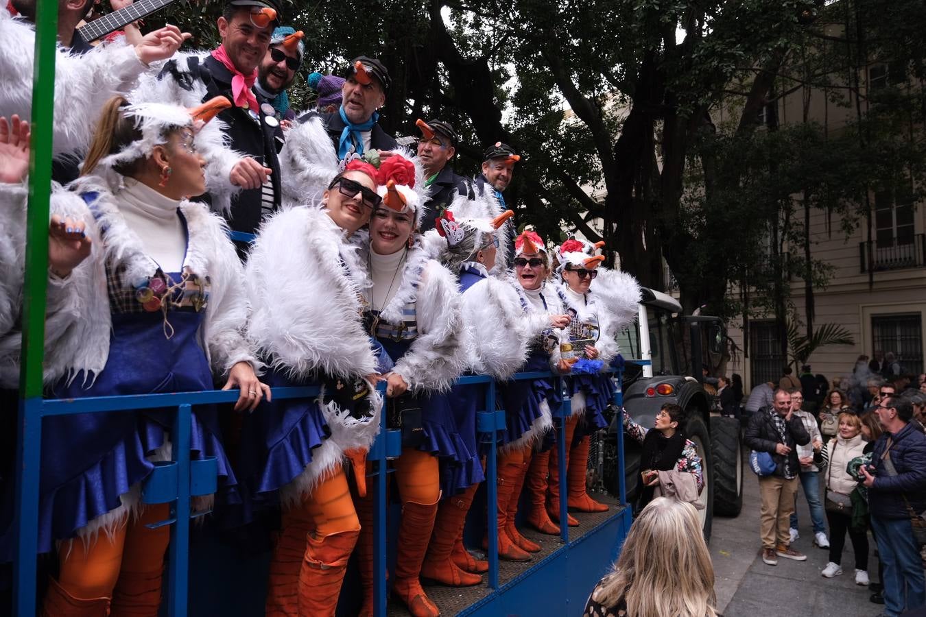 Las imágenes del Lunes más callejero y gamberro en el Carnaval de Cádiz 2023 (II)