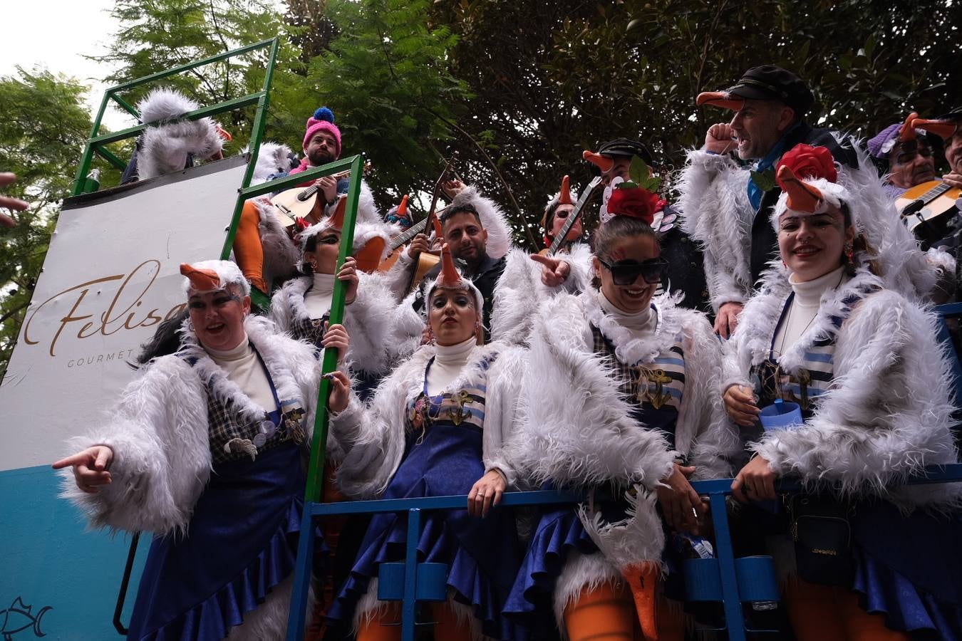 Las imágenes del Lunes más callejero y gamberro en el Carnaval de Cádiz 2023 (II)