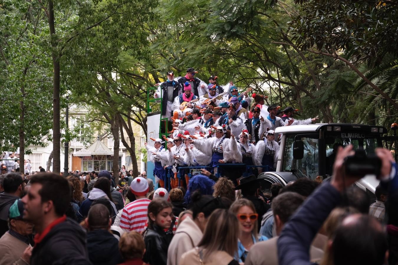 Las imágenes del Lunes más callejero y gamberro en el Carnaval de Cádiz 2023 (II)