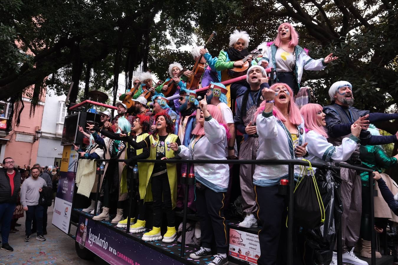 Las imágenes del Lunes más callejero y gamberro en el Carnaval de Cádiz 2023 (II)