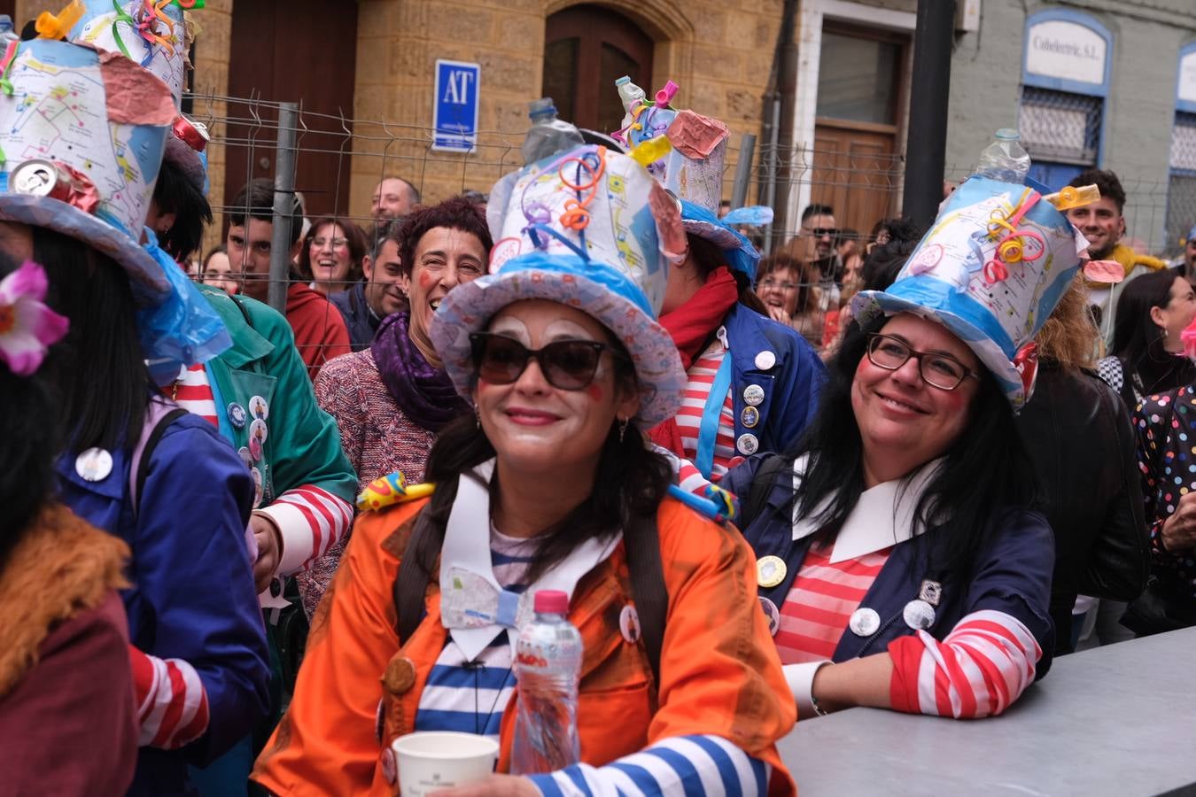 Las imágenes del Lunes más callejero y gamberro en el Carnaval de Cádiz 2023 (II)