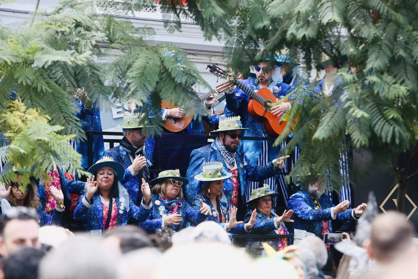 Fotos: Cádiz apura la fiesta pese a los chubascos del sábado de Carnaval