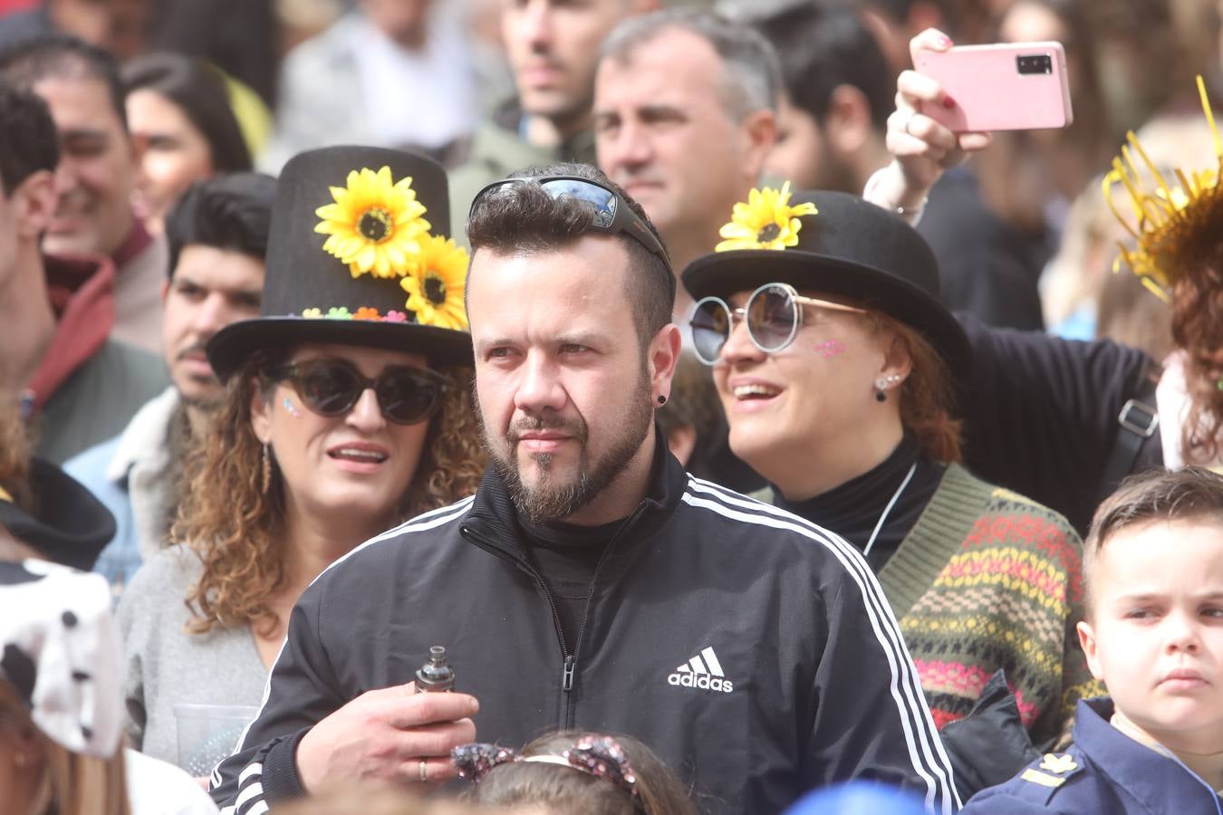 Fotos: Cádiz apura la fiesta pese a los chubascos del sábado de Carnaval