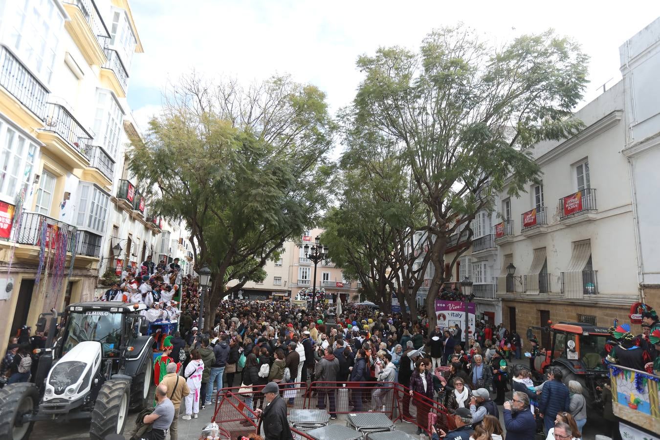 Fotos: Cádiz apura la fiesta pese a los chubascos del sábado de Carnaval