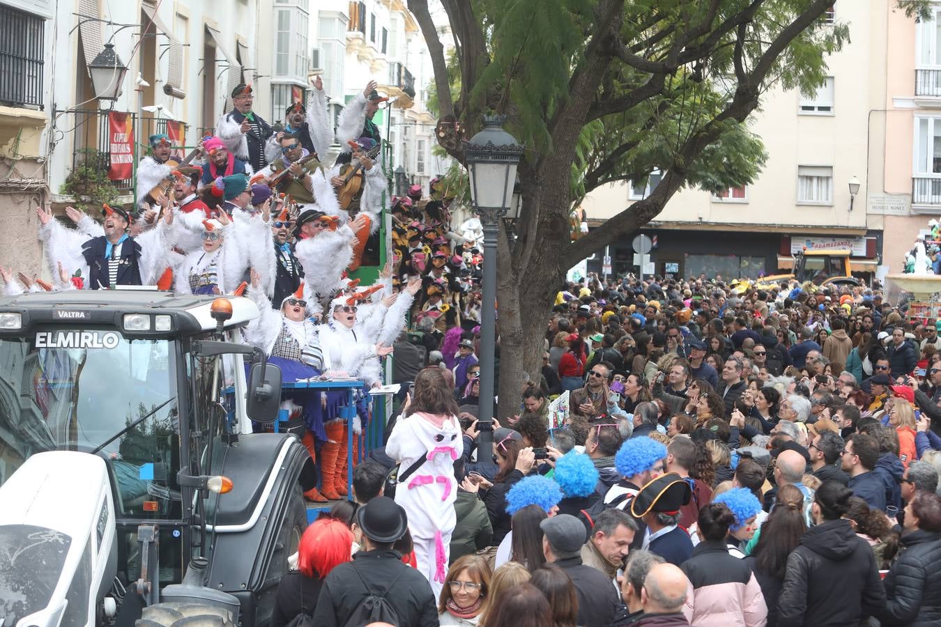 Fotos: Cádiz apura la fiesta pese a los chubascos del sábado de Carnaval