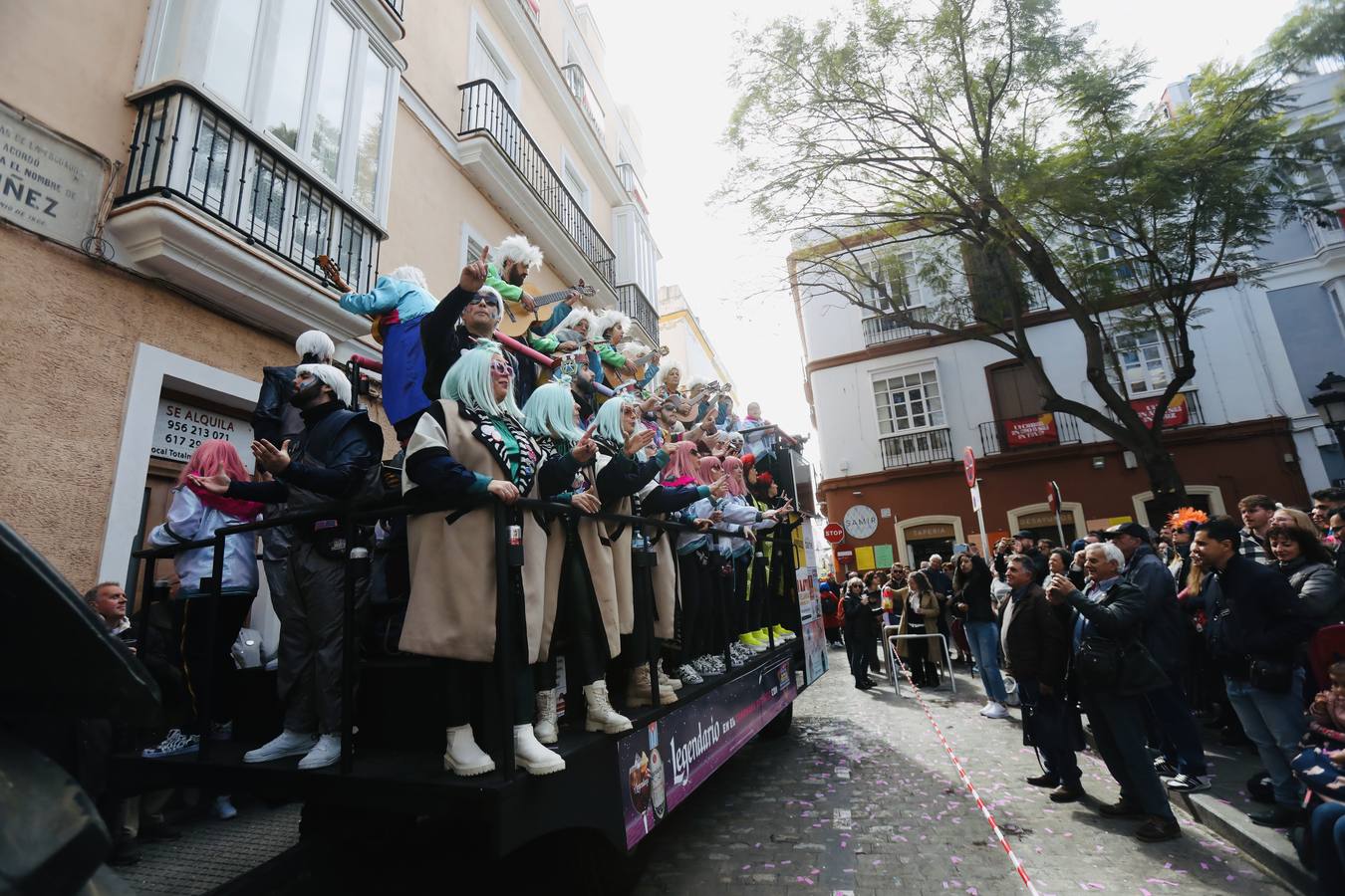 Fotos: Cádiz apura la fiesta pese a los chubascos del sábado de Carnaval