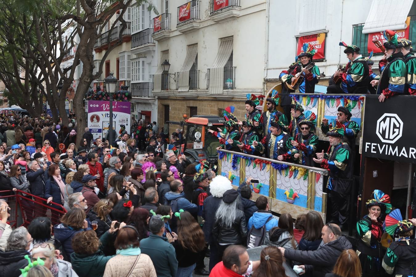 Fotos: Cádiz apura la fiesta pese a los chubascos del sábado de Carnaval