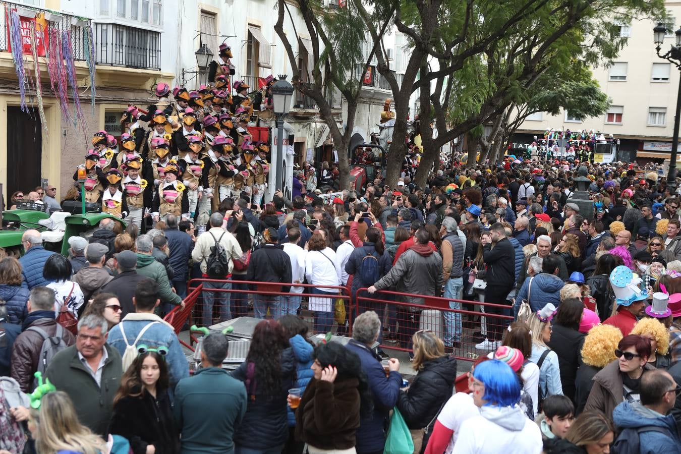 Fotos: Cádiz apura la fiesta pese a los chubascos del sábado de Carnaval