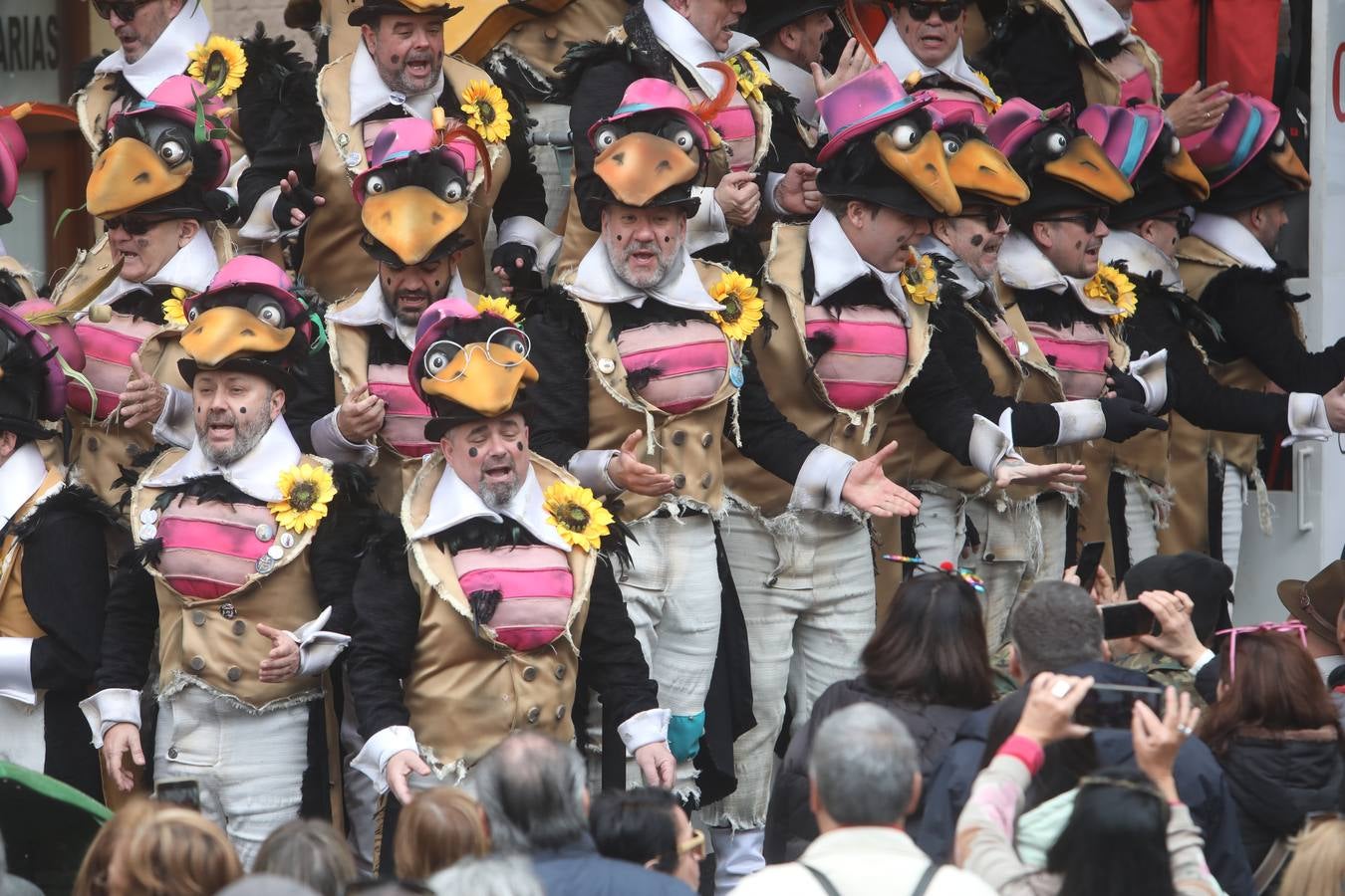 Fotos: Cádiz apura la fiesta pese a los chubascos del sábado de Carnaval