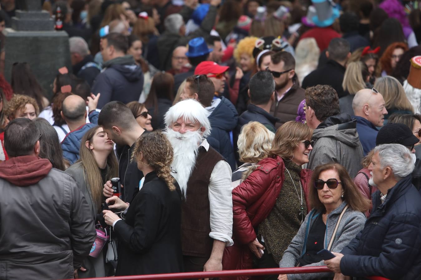 Fotos: Cádiz apura la fiesta pese a los chubascos del sábado de Carnaval