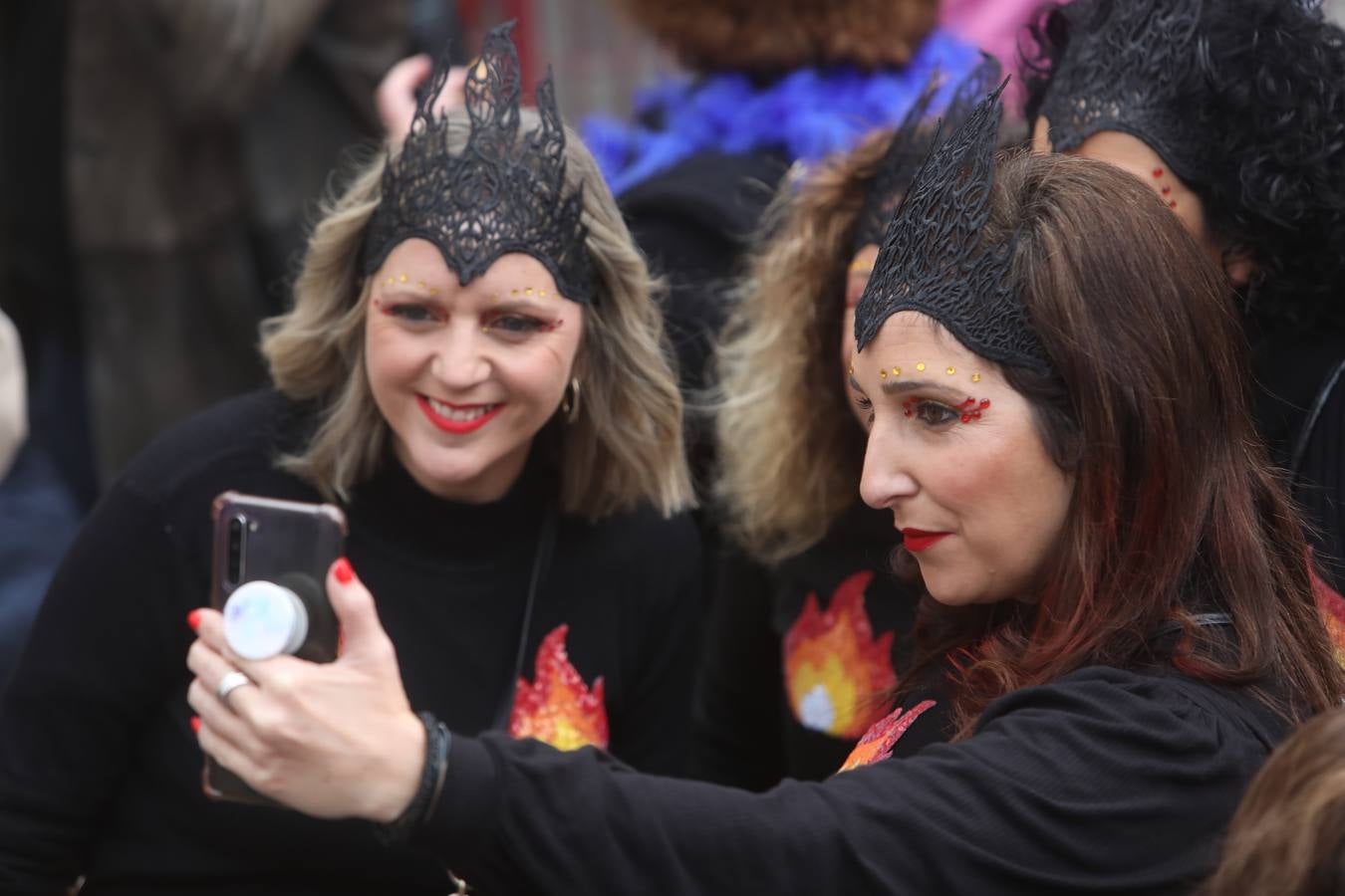 Fotos: Cádiz apura la fiesta pese a los chubascos del sábado de Carnaval