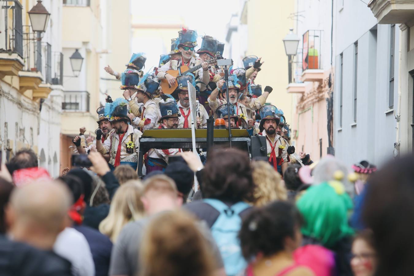 Fotos: Cádiz apura la fiesta pese a los chubascos del sábado de Carnaval