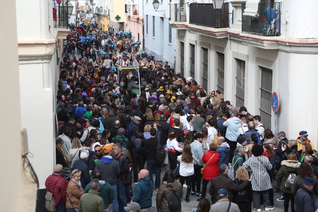 Fotos: Cádiz apura la fiesta pese a los chubascos del sábado de Carnaval