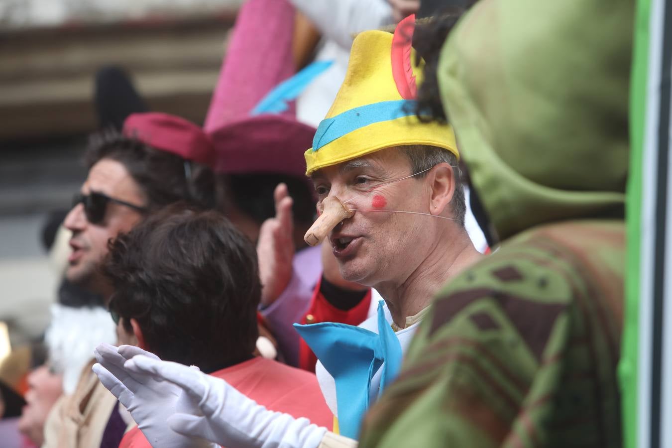 Fotos: Cádiz apura la fiesta pese a los chubascos del sábado de Carnaval