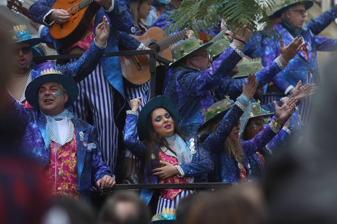 Fotos: Cádiz apura la fiesta pese a los chubascos del sábado de Carnaval