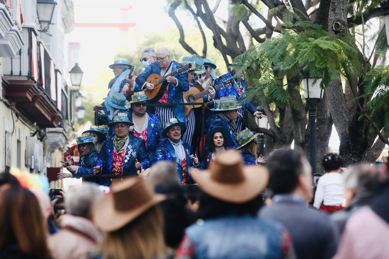 Fotos: Cádiz apura la fiesta pese a los chubascos del sábado de Carnaval