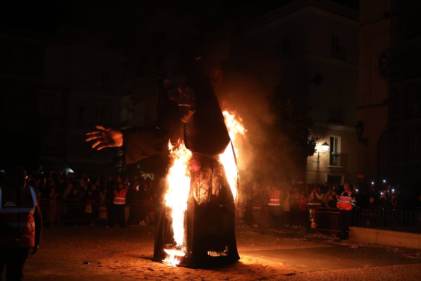 Fotos: ...Y llegó el final del Carnaval de Cádiz con la quema de la Bruja Piti