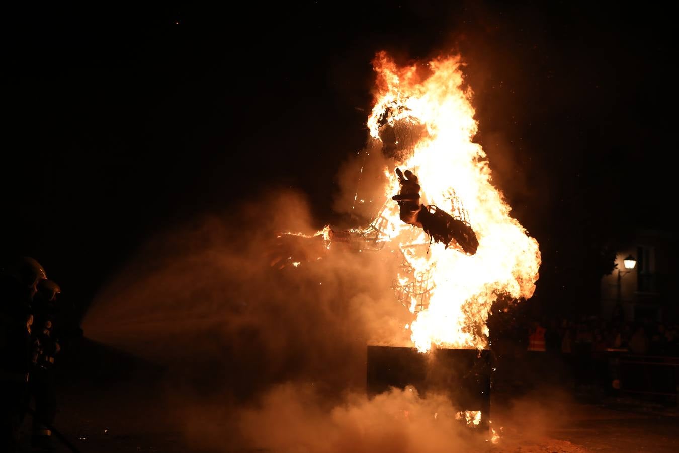 Fotos: ...Y llegó el final del Carnaval de Cádiz con la quema de la Bruja Piti