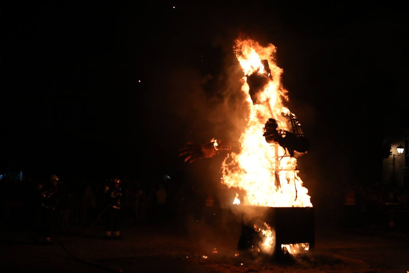 Fotos: ...Y llegó el final del Carnaval de Cádiz con la quema de la Bruja Piti